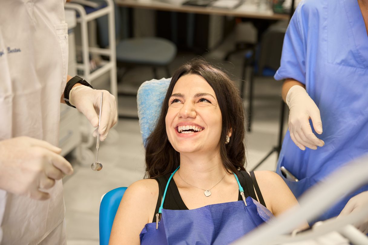 Ασθενής χαμογελάει μετά από θεραπεία στο οδοντιατρείο του Μπέρτου Λουίτζι
