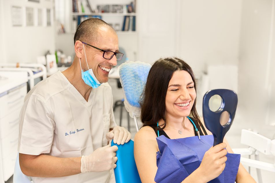 Ο οδοντίατρος Μπέρτος Λουίτζι στο οδοντιατρείο του στην Γλυφάδα μαζί με ασθενή κοιτώντας μαζί το αποτέλεσμα στον καθρέπτη