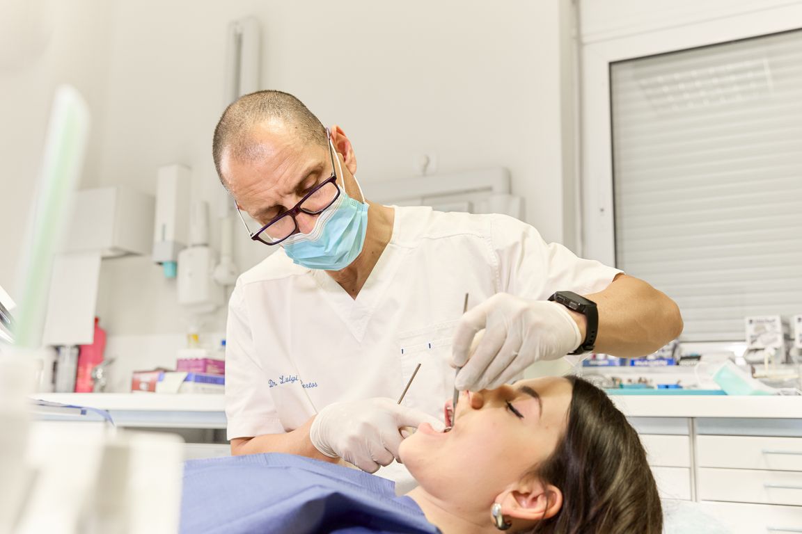 Ο οδοντίατρος Μπέρτος Λουίτζι εξέτάζοντας ασθενή στο οδοντιατρείο του
